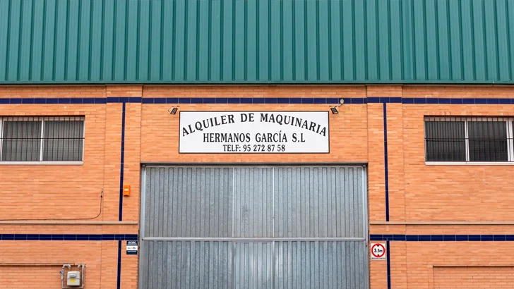 Obra de construcción con maquinaria de alquiler