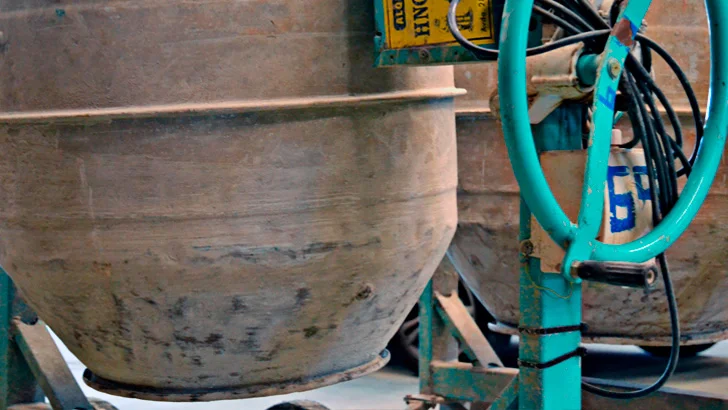 Hormigonera y material de albañilería en una obra
