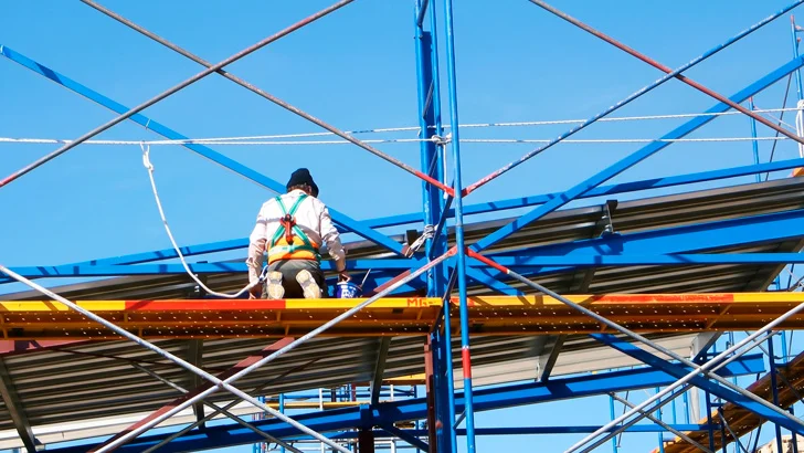 Andamios montados en una fachada en obras