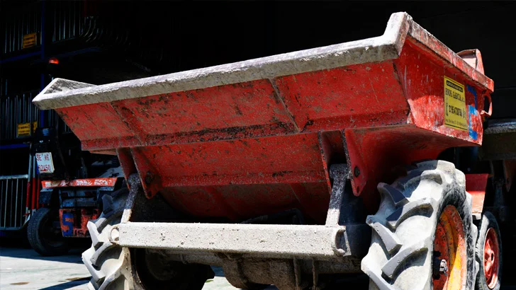 Dumper de obra transportando material
