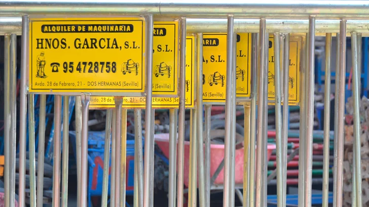 Vallas de obra y señalización en la vía pública
